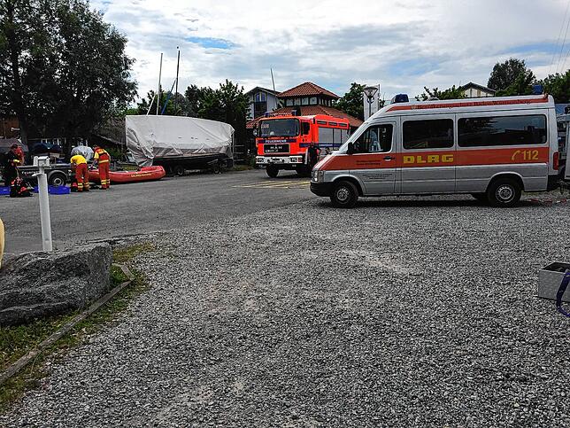 DLRG und Feuerwehr vor Ort.