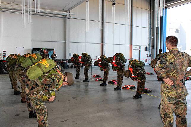 Bild 10: Bilder von der Übung der Fallschirmspringer der Bundeswehr bei Bodman-Ludwigshafen
