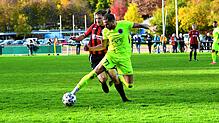 Der Türk. SV Singen um Volkan Bak (vorne), hier im Duell gegen den FC Königsfeld im Oktober 2022, feiert den Einzug in die nächste Runde ...