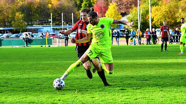 Der Türk. SV Singen um Volkan Bak (vorne), hier im Duell gegen den FC Königsfeld im Oktober 2022, feiert den Einzug in die nächste Runde ...
