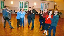 Paare der Tango-Argentino-Abteilung des Tanzsportclubs Blau Weiß Waldshut-Tiengen im Tanzsaal im Kornhaus Waldshut.