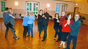 Paare der Tango-Argentino-Abteilung des Tanzsportclubs Blau Weiß Waldshut-Tiengen im Tanzsaal im Kornhaus Waldshut.