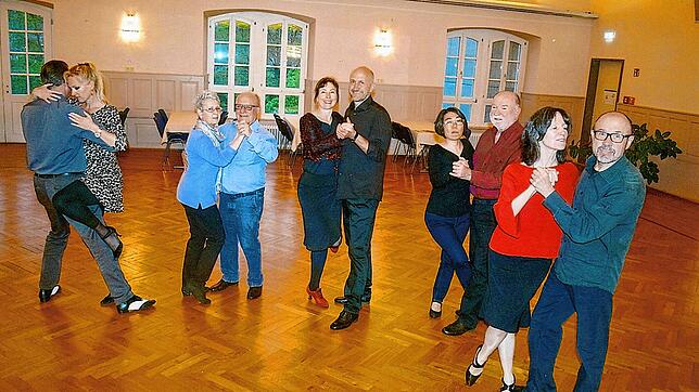 Paare der Tango-Argentino-Abteilung des Tanzsportclubs Blau Weiß Waldshut-Tiengen im Tanzsaal im Kornhaus Waldshut.