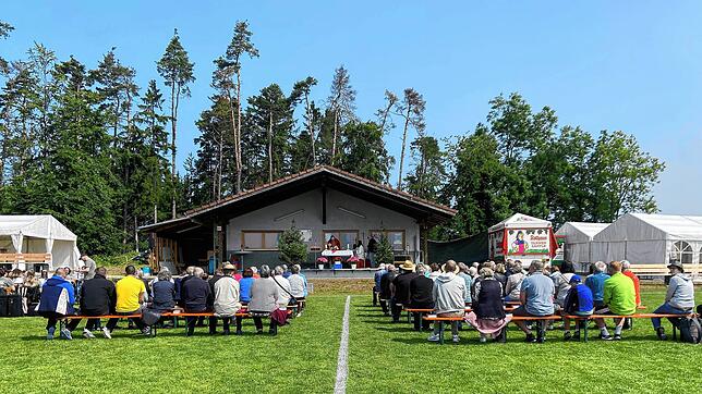 Der Pfingstgottesdienst wird in Riedern am Wald traditionell als Feldgottesdienst am Hasenwald gefeiert.Bild: Elisabeth Baumeister