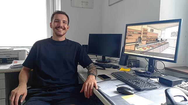 Jonas Muffler im Büro des Familienbetriebs. Auf dem Bildschirm seines Computers ist eine Animation des neuen Verkaufsraums zu sehen.