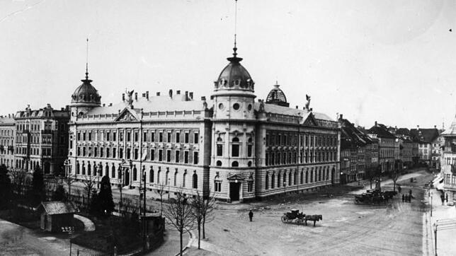 Das Postgebäude nach der Fertigstellung im Jahr 1891. Rechts ist die Marktstätte, das Bahnhofsareal ist noch nicht entwickelt.