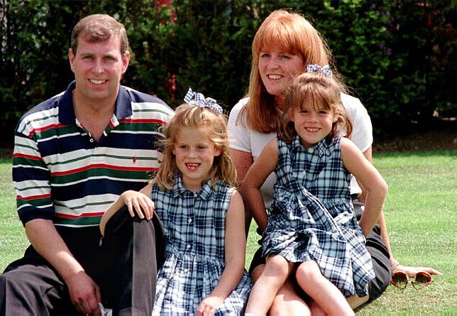 Dieses Familienfoto mit den Töchtern Eugenie (Mitte) und Beatrice entstand 1996, da waren Andrew und Fergie schon seit vier Jahren getrennt.