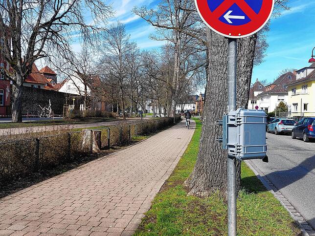 Auch auf Höhe der Klosterringschule hängt ein solcher Kasten, der Verkehrsströme aufzeichnet, aber keine Kennzeichen.