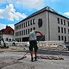 Die Pflasterarbeiten vor dem Markdorfer Rathaus sind fast fertig. Auf die noch freie Fläche kommt der neue Brunnen, dessen Kosten in ...