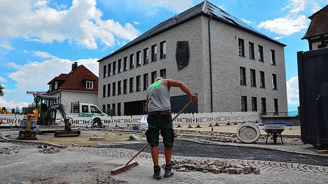 Die Pflasterarbeiten vor dem Markdorfer Rathaus sind fast fertig. Auf die noch freie Fläche kommt der neue Brunnen, dessen Kosten in ...