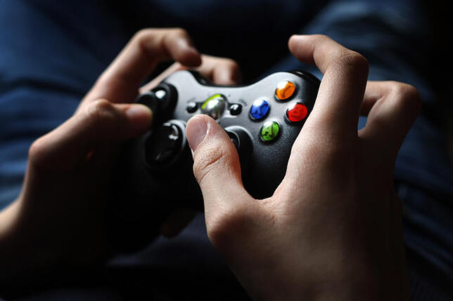 Digitale Medien sind besonders verführerisch. Ein 14-jähriger Junge bedient den Controller einer X-Box. Bild: dpa