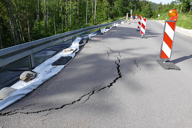 Zwischen den Baupfählen im Untergrund, die sich an der Straßenoberfläche abzeichnen, sackte der Randbereich der L170 teilweise um bis zu ...