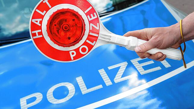 Bei der Kontrolle eines Autofahrers nehmen die Überraschungen für die Polizisten kein Ende.
