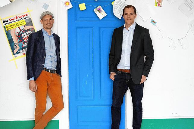 Michael Bubendorf und Sandro Meier im Kampagnenbüro der Verfassungsfreunde. Im Hintergrund eines der Kampagnenplakate.