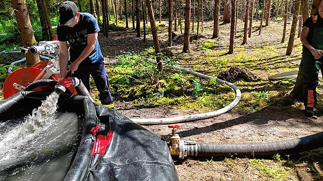 50.000 Liter Wasser wurden auf dem trockenen Waldboden ausgebracht.