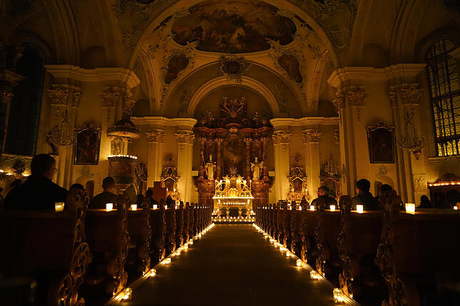 Eindrucksvoll und meditativ: Die mit Kerzen illuminierte Peter-Thumb-Kirche. Hier fanden viele Besucher mit Kerzenschein und leise ...