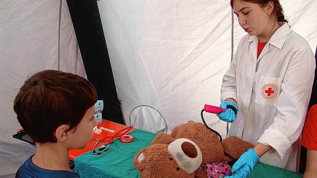 Jakobs Teddy hat sich beim Trampolinspringen das Bein verletzt. &bdquo;Er kann es noch bewegen&ldquo;, meint Jugendrotkreuzlerin Sima, ...