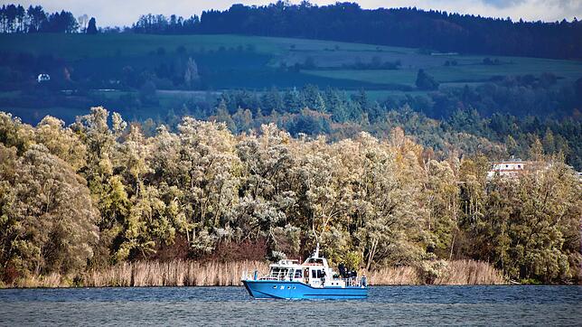 Vom Boot der Wasserpolizei aus starten die Taucher ihre Suche &ndash; bei sechs Grad im Wasser und &bdquo;mittelmäßiger Sicht&ldquo;, ...