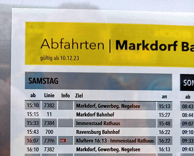 Der Aushangfahrplan des Verkehrsverbundes Bodo am Bahnhof. Dort werden unter anderem die Regiobusse der Linie 700 aufgeführt, aber auch ...