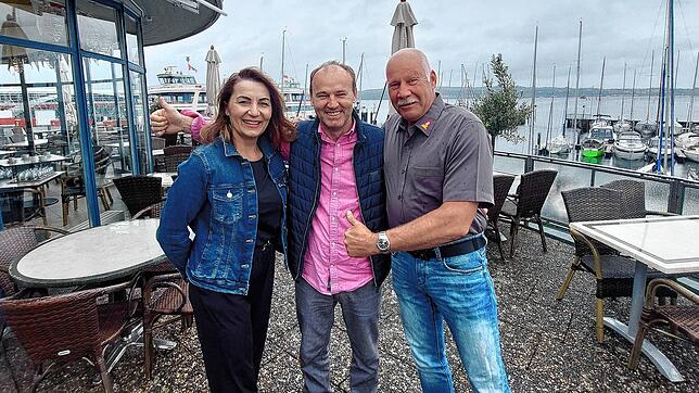Snezana und Zoran Rajkovaca sowie Andreas Jehle, Vorsitzender des Yachtclub Eichhorn sowie der Arbeitsgemeinschaft Sportboothafen Staad, ...