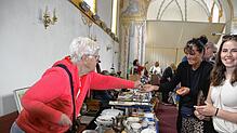 So manches gute Stück wechselt beim Flohmarkt des Winterhaltervereins in St. Blasien den Besitzer. Bild: Christiane Sahli