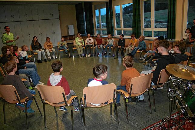 Die Dorfkinder von Lausheim proben zur Zeit mit Ortsvorsteher und Bärenvater Volker Albicker die Bärensprüchle, die am Bärensonntag ...