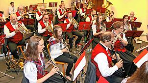 Der Musikverein Urach unter der Leitung von Philipp Schönstein zeigt hier die ganze Bandbreite seines Könnens. Foto: Hartmut Ketterer