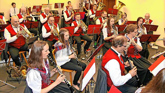 Der Musikverein Urach unter der Leitung von Philipp Schönstein zeigt hier die ganze Bandbreite seines Könnens. Foto: Hartmut Ketterer