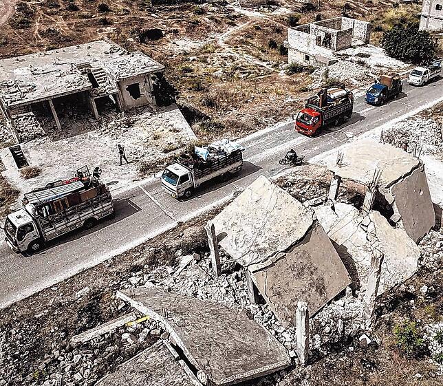 In Syrien kehren vor wenigen Tagen etwa 60 vertriebenen Familien nach mehr als fünf Jahren in Lagern in Kafr Sijna, südlich von Idlib, ...