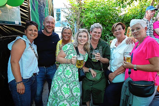 Bild 17: Feierlaune mit der Gretle-Band beim Dettinger Dorffest - hier gibt’s die schönsten Bilder