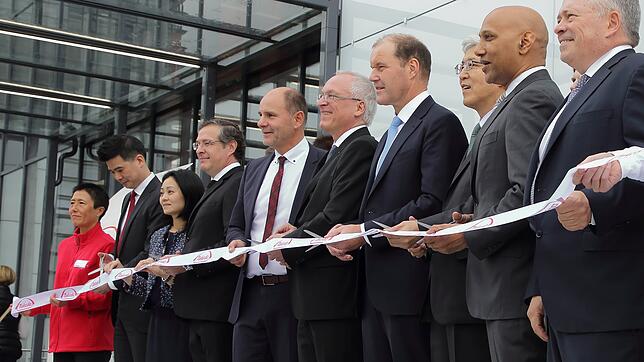 Takeda setzt große Hoffnungen auf die Produktion eines Wirkstoffs gegen das Dengue-Virus. Gestern durchtrennt das Team um CEO Christophe ...
