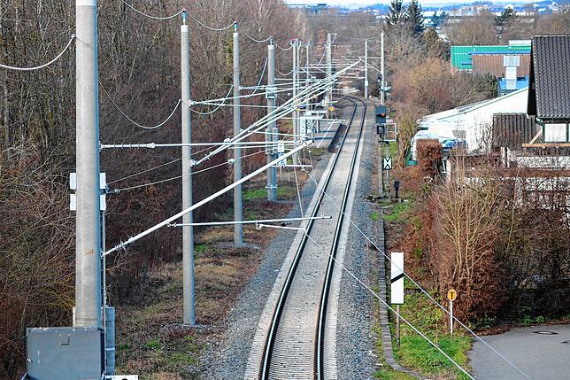 Die Strommasten über der Bahnstrecke, hier zwischen Friedrichshafen und Lindau, stehen schon lange. Mit dem Fahrplanwechsel werden sie ...