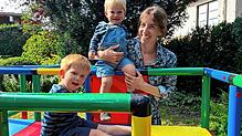 Sabine Albert mit ihren Söhnen Tim (links) und Philipp. Der dreieinhalb Jahre alte Tim ist bei der Vergabe der Kindergartenplätze leer ...