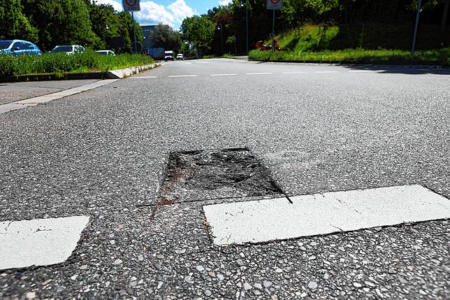 Hier war ein Klimakleber freigefräst worden. Die Vertiefung an der Einmündung Gartenstraße bleibt noch die ganzen Sommerferien.