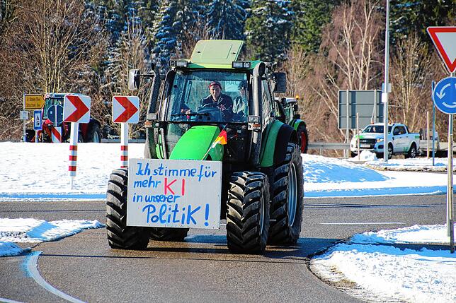 Bild 14: Bauern protestieren gegen Sparpläne: Bilder vom Traktorkorso zur Brauerei Rothaus