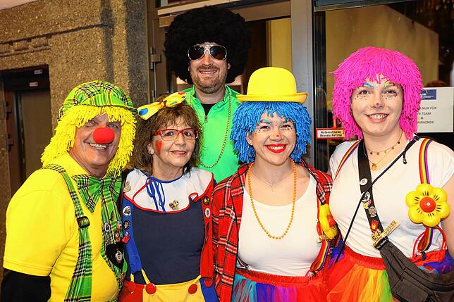 Bild 1: Narren und Mäschgerle strömen ins Konzil &ndash; Sie alle sind bei der SWR-Fernsehfasnacht dabei