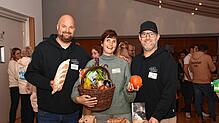 Eines der vielen Matches beim kulinarischen Speeddating: (von links) Bäcker Florian Kloos, Christine Brugger vom Hof Brugger und ...