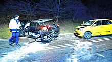 Links ein Mercedes, rechts ein Kleinwagen: Die beiden Fahrzeuge sind nach einem Zusammenprall auf der Steige nur noch Schrott.