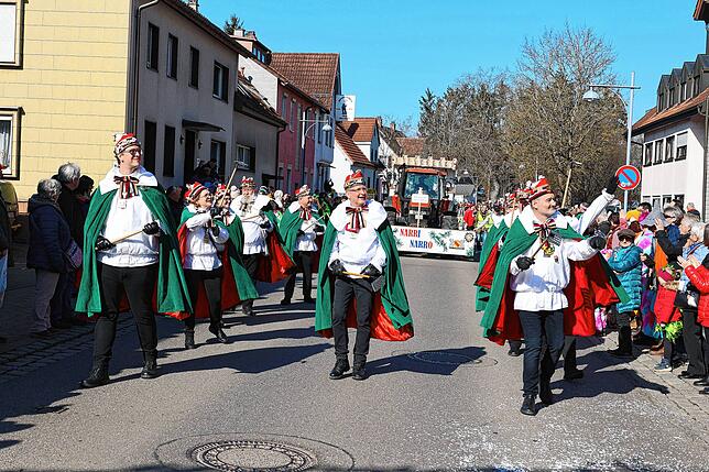 Der Narrenrat der Narrenzunft Bad Dürrheim mit Zunftmeister Volker Martin (Mitte) führt den Umzug am Montagmittag an.