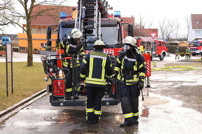 Bild 24: Die Bilder zum Feuerwehreinsatz in Allmendshofen: Eine defekte Heizung beginnt zu brennen
