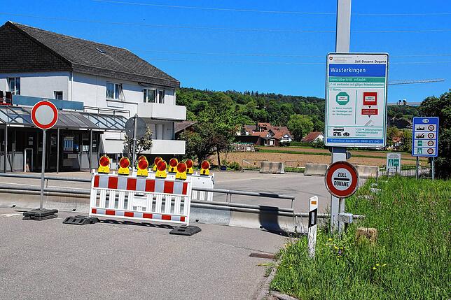 Der Grenzübergang im Hohentenger Ortsteil Günzgen nach Wasterkingen ist verrammelt &ndash; niemand darf hier die Grenze passieren.
