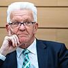 Winfried Kretschmann (Bündnis 90/Die Grünen), Ministerpräsident von Baden-Württemberg, während einer Landtagssitzung.