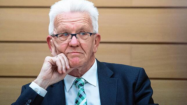 Winfried Kretschmann (Bündnis 90/Die Grünen), Ministerpräsident von Baden-Württemberg, während einer Landtagssitzung.