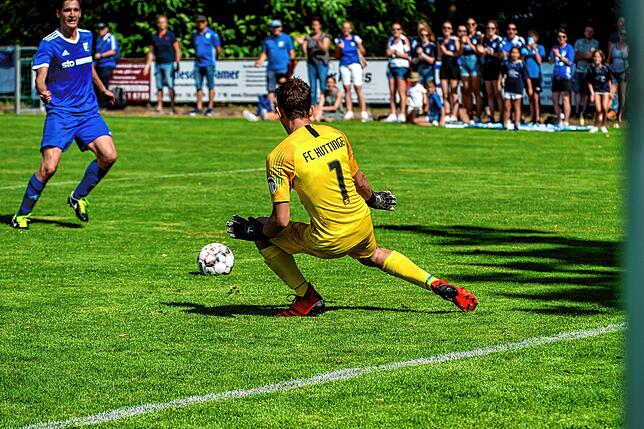 Bild 7: FC Weizen bleibt nach 2:0-Sieg beim FC Huttingen in der Kreisliga A &ndash; und wir haben Bilder