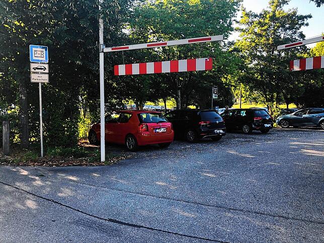 Nicht durchgängig besteht eine Direktverbindung zum Park & Ride Parkplatz nahe dem Helios-Spital.