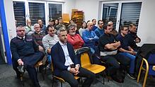 Auch Görwihls Bürgermeister Mike Biehler (vorn) verfolgt am Dienstag die Diskussion zum Vorranggebiet Hoheneck im Gemeinderat Rickenbach.