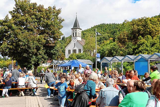 Bild 3: Zahlreiche Besucher beim Dorffest in Stahringen
