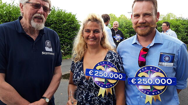 Der erste Millionen-Gewinner bei WWM Eckhard Freise (links) mit Michaela Barisic und Ingo Scholz aus dem Schwarzwald.