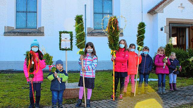 Große Resonanz erführt die Aktion &bdquo;Wegweiser zu Ostern&ldquo; des Gemeindeteam in Riedböhringer an der St. Genesiuskirche. Bild: ...