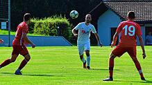 Julian Göbel (FC Erzingen, mitte) hat es mit seinem Tor zum zwischenzeitigen 2:1 gegen den FC Wallbach in unsere Auswahl geschafft.